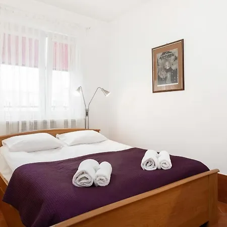 Bluszczanska Apartment *